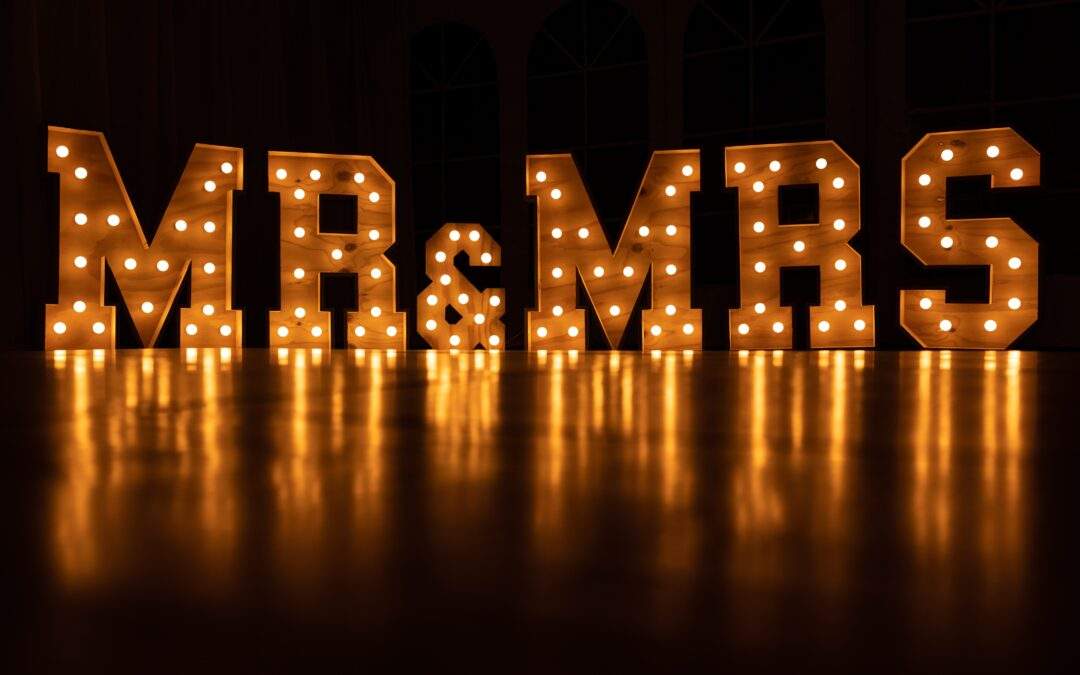 Illuminated letters: A trend that will brighten up your big day.