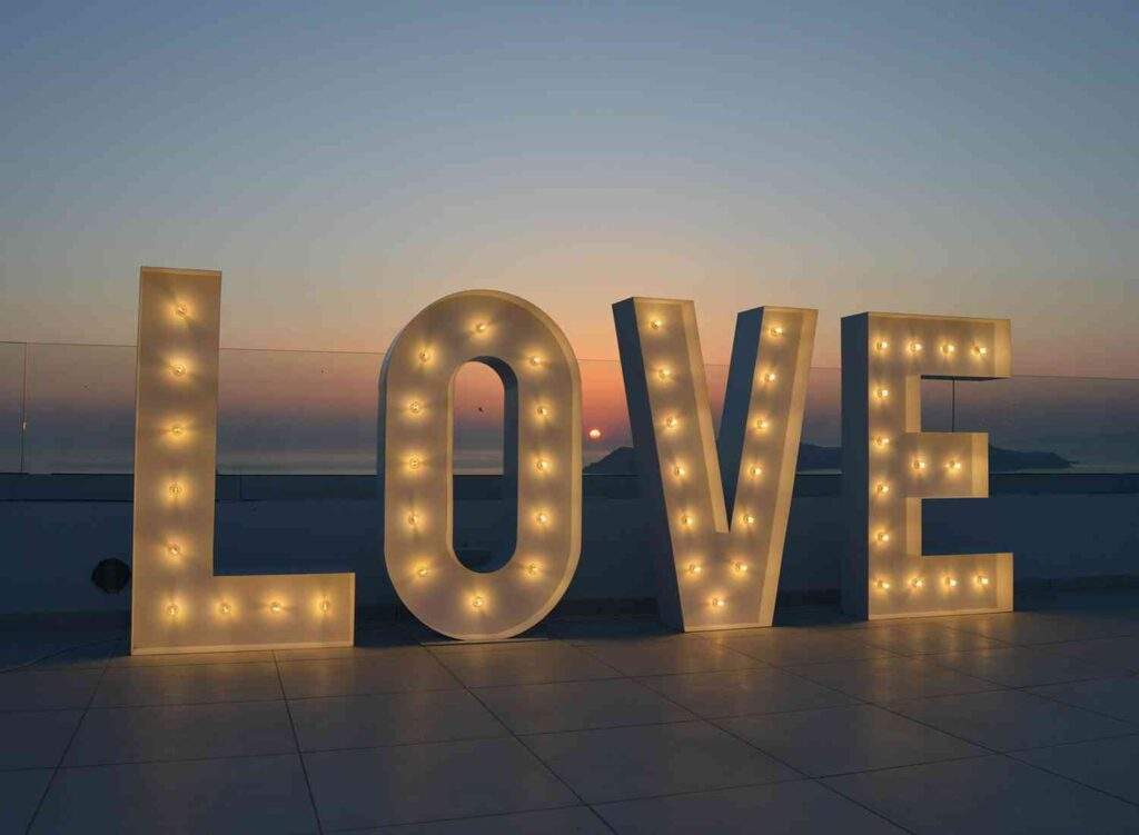 Illuminated letters: A trend that will brighten up your big day.