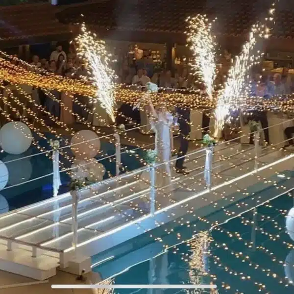Γάμοι Δεξίωση γάμου δίπλα σε πισίνα με fairy lights και πυροτεχνήματα από Tsisma