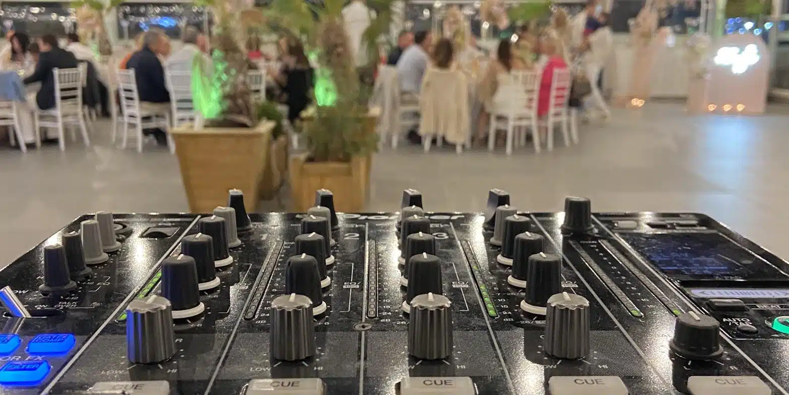 Κονσόλα DJ σε γαμήλια δεξίωση την ώρα της μουσικής εισόδου