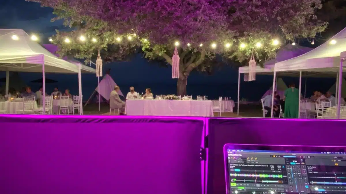 Κονσόλα DJ γάμου μπροστά σε βραδινή δεξίωση δίπλα στη θάλασσα στη Θεσσαλονίκη