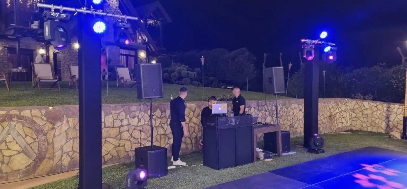 Ηχεία, subwoofer και φωτιστικά στημένα σε υπαίθρια εκδήλωση τη νύχτα