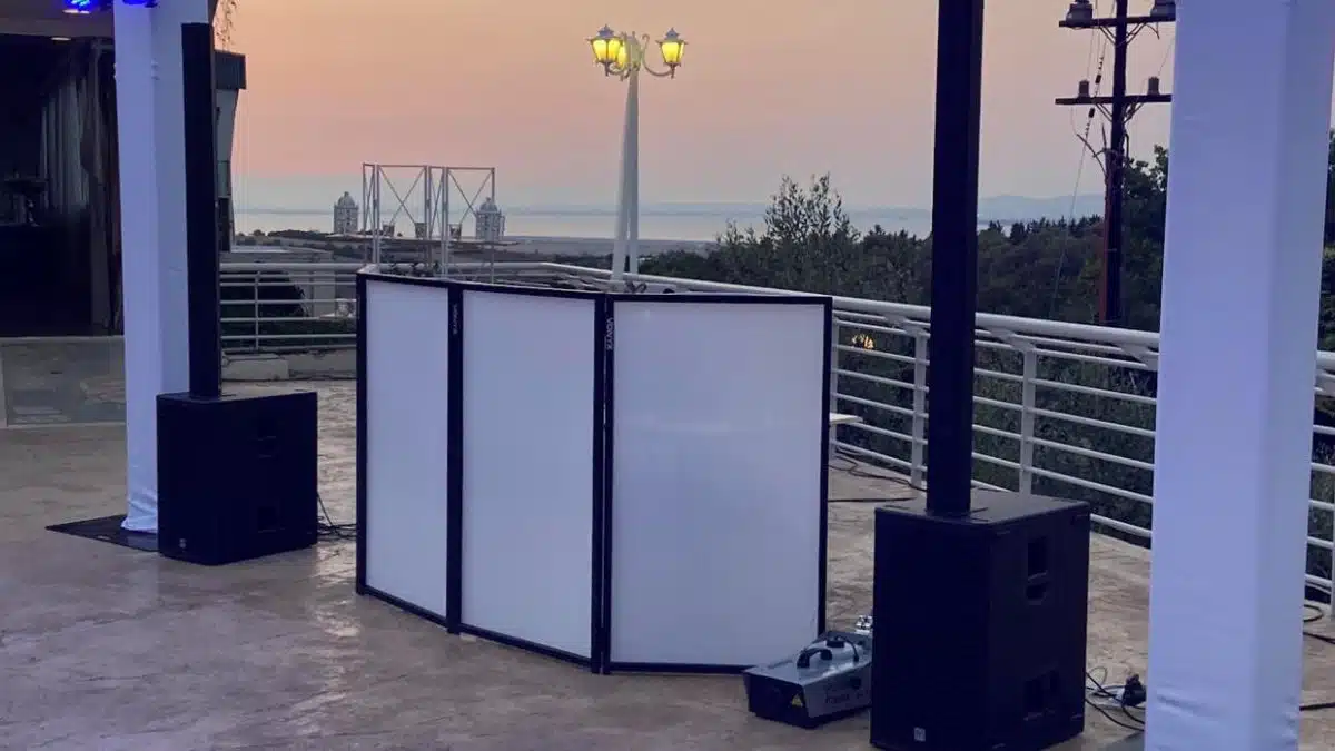 Ηχητικός εξοπλισμός και booth DJ σε χώρο γάμου στο ηλιοβασίλεμα