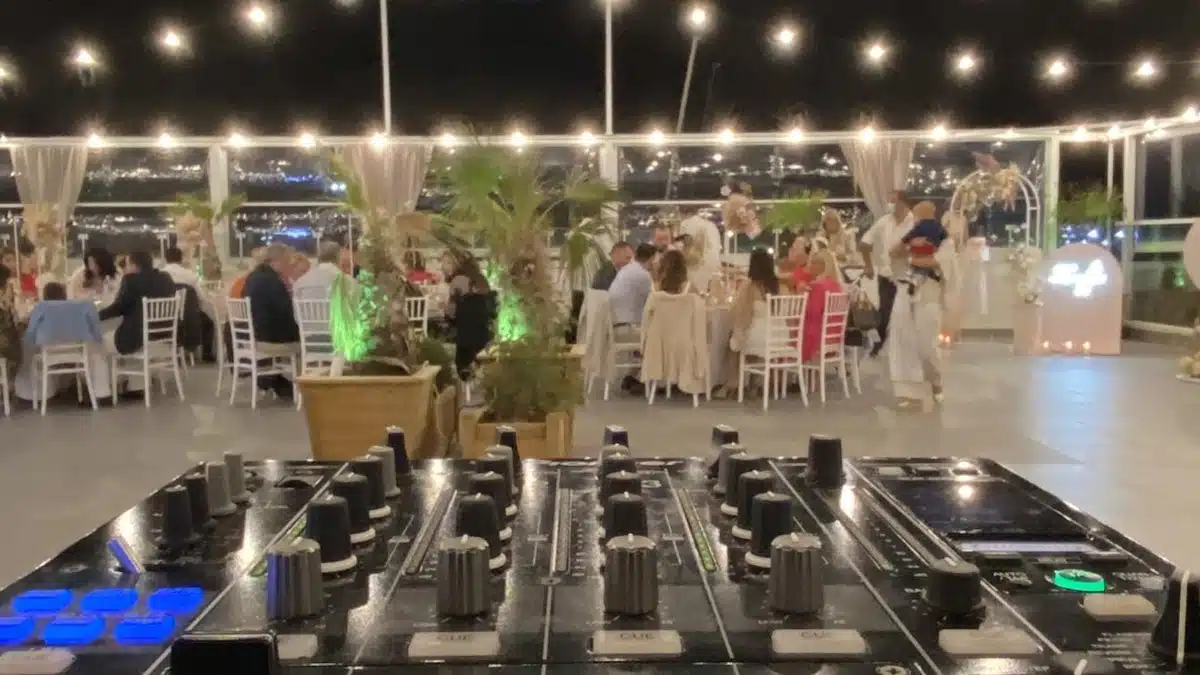 Ηχητική κάλυψη γάμου — κοντινό σε κονσόλα DJ κατά τη διάρκεια δεξίωσης