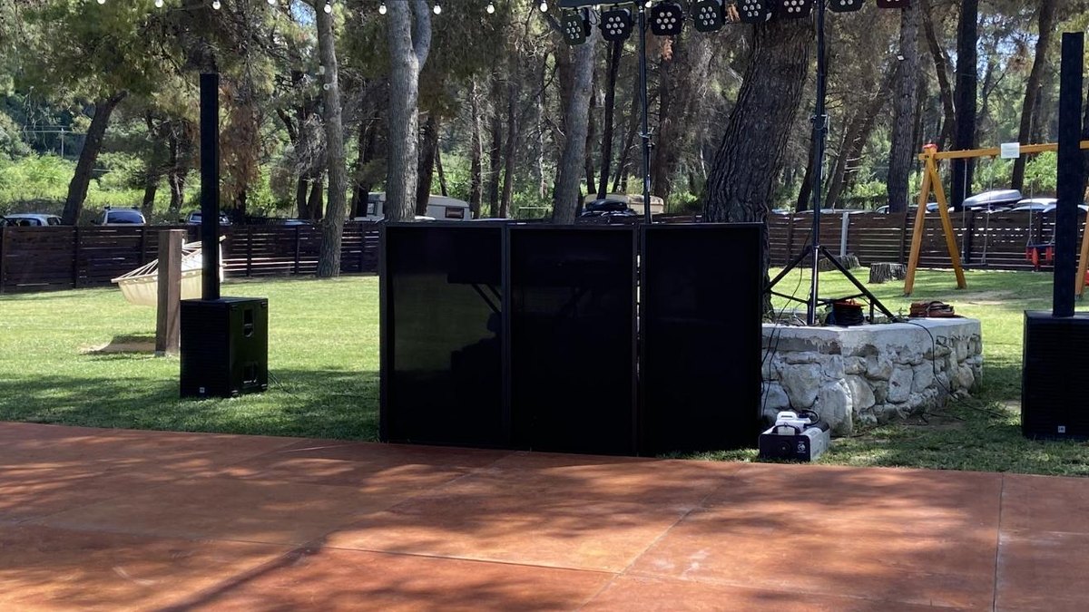 Aufbau der Tontechnik für eine Hochzeit auf einem Landgut im Freien in Thessaloniki Aufbau der Tontechnik für eine Hochzeit auf einem Landgut im Freien in Thessaloniki