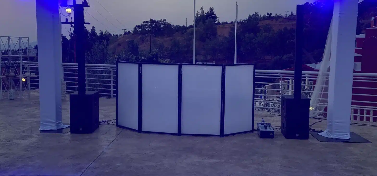 DJ booth με ηχεία και φωτιστικά σε χώρο δεξίωσης γάμου πριν την έναρξη