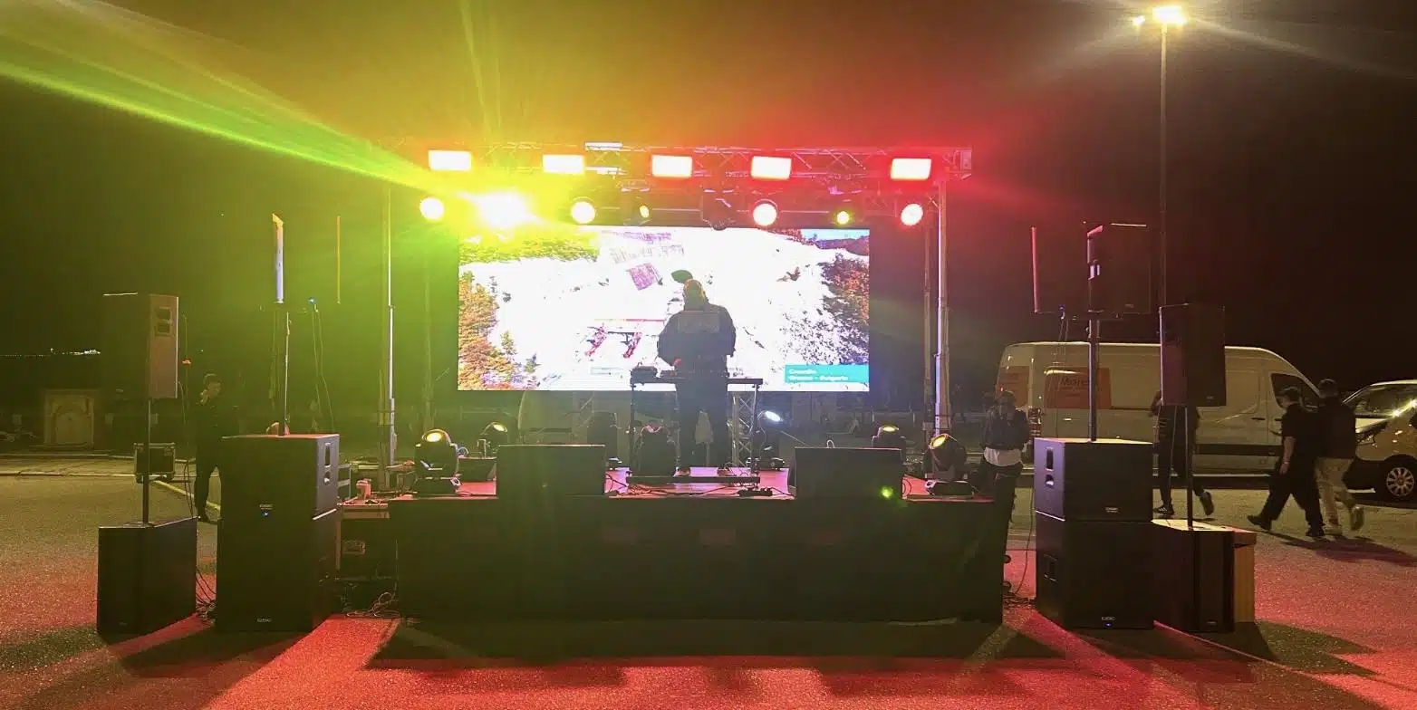 LED wall σε σκηνή υπαίθριας εκδήλωσης με φωτισμό και ηχεία
