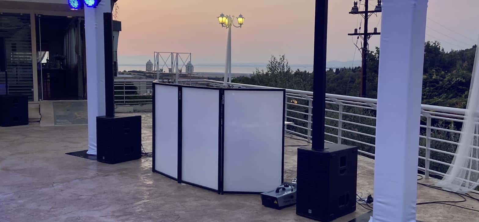 Tonaufbau mit Lautsprechern und DJ-Booth in einer Hochzeitslocation vor Beginn Tonaufbau mit Lautsprechern und DJ-Booth in einer Hochzeitslocation vor Beginn
