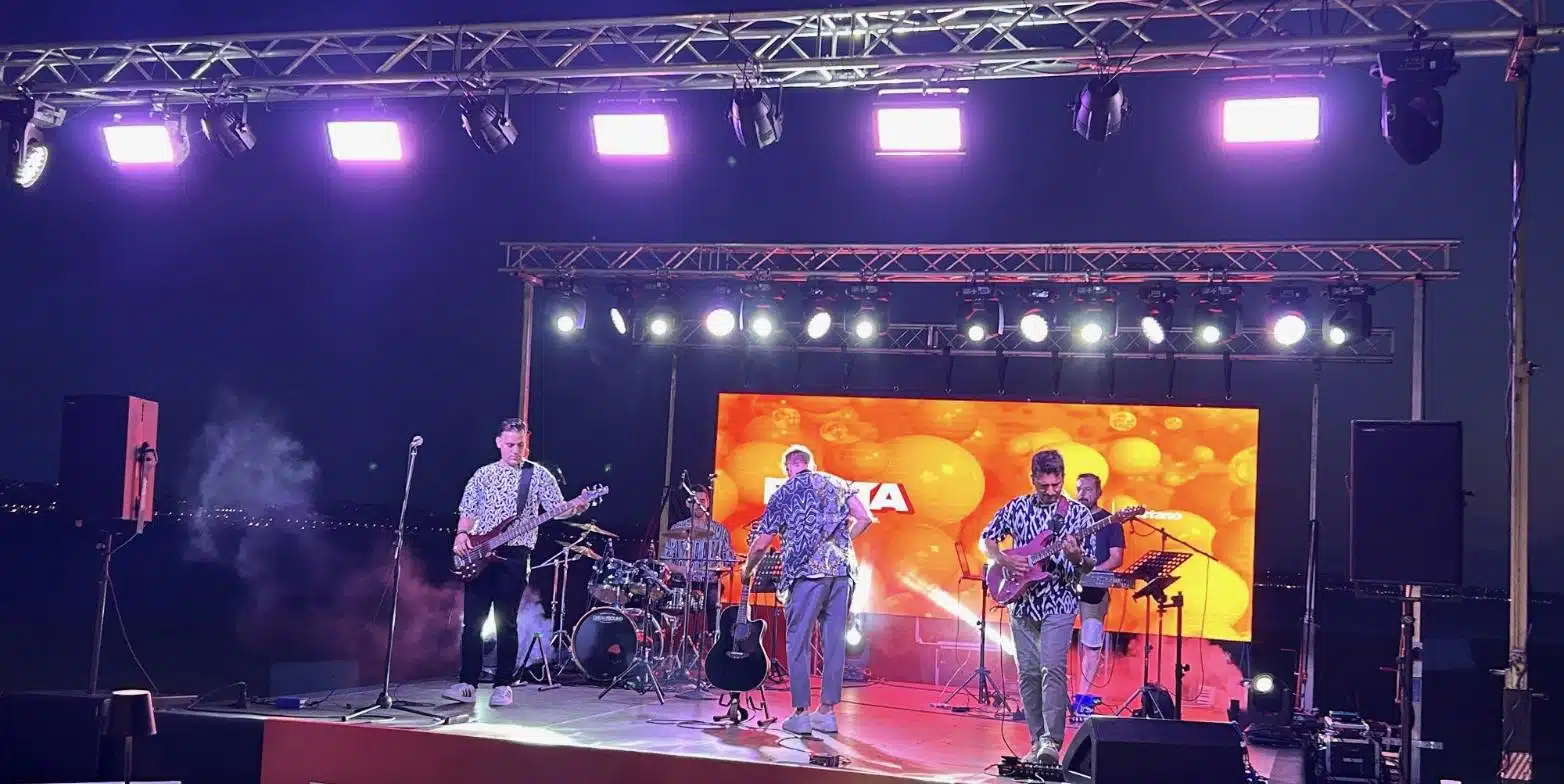 Σκηνή με LED wall στο βάθος, φωτισμό σκηνής και ηχητική κάλυψη