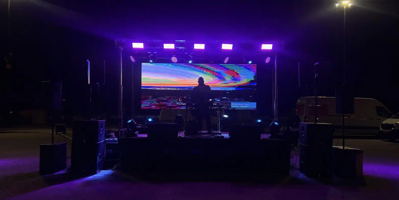 Στήσιμο LED wall σε truss με ηχεία και φωτιστικά πριν την εκδήλωση