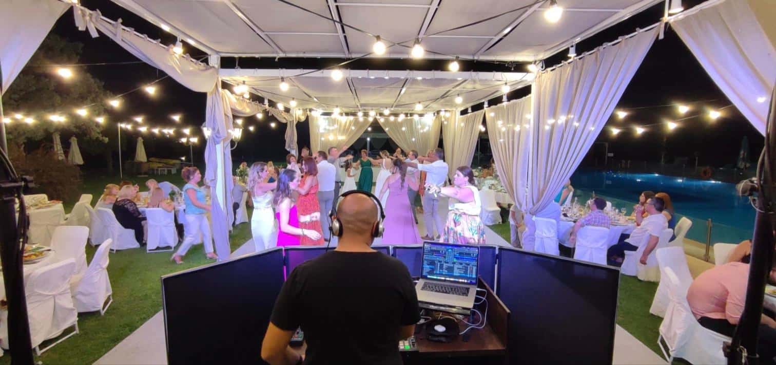 DJ hinter dem Pult beobachtet die Tanzfläche bei einem Event