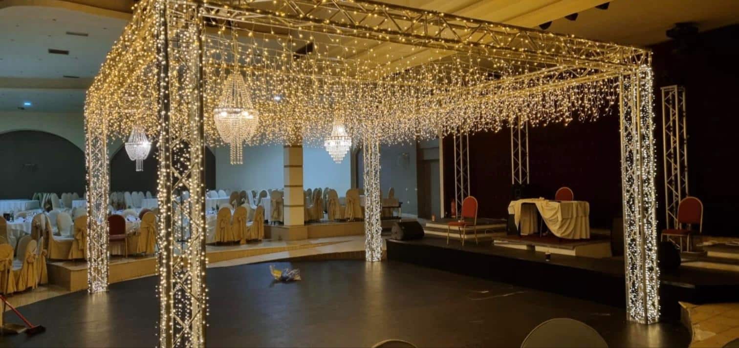 Lichtinstallation über der Tanzfläche in einem geschlossenen Festsaal