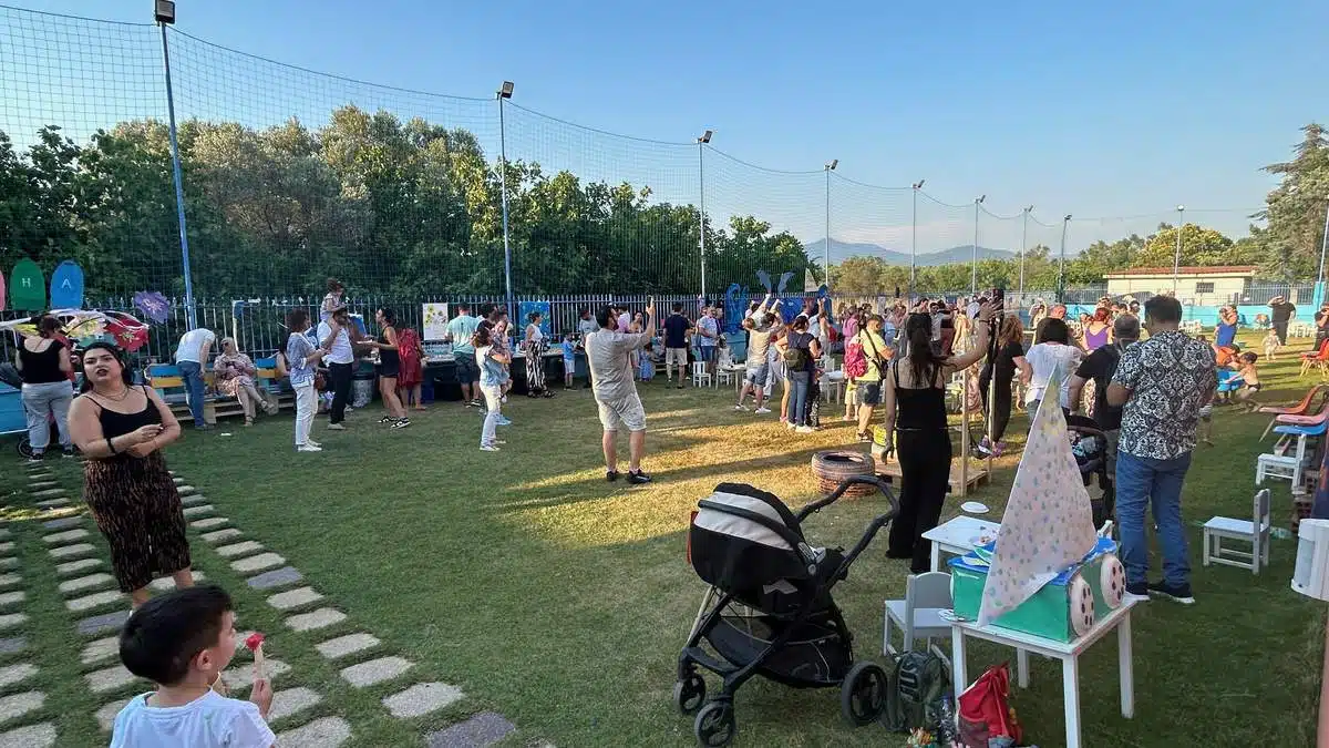 Υπαίθρια εκδήλωση με οικογένειες και παιδιά σε χώρο με γρασίδι