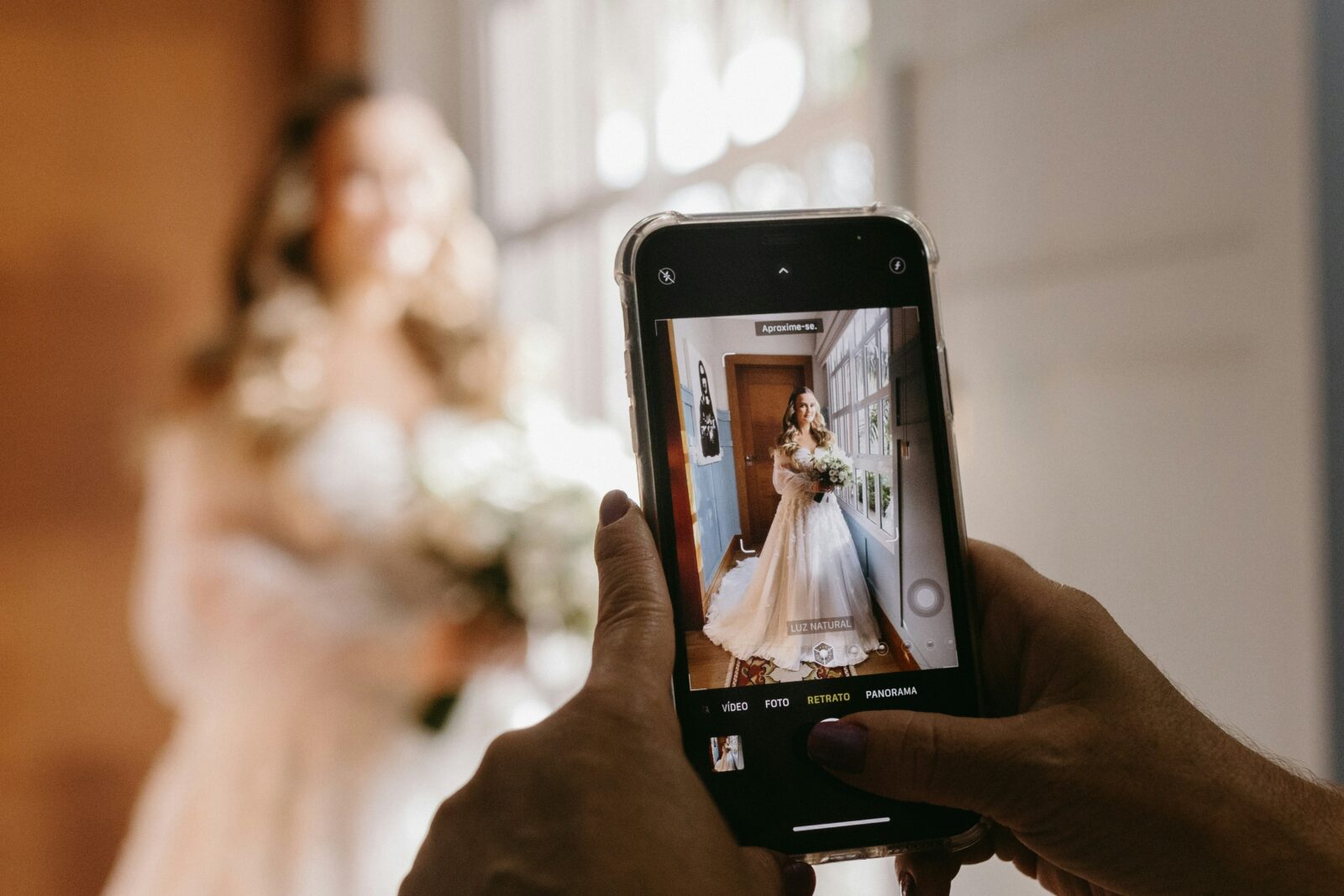 Handy fotografiert die Braut Handy im Hochformat fotografiert die Braut