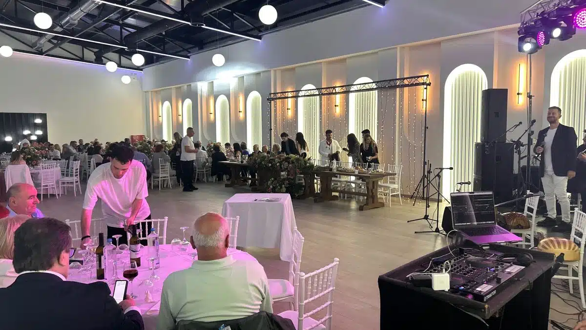 Κονσόλα DJ, ηχεία και βάση μικροφώνου σε αίθουσα δεξίωσης