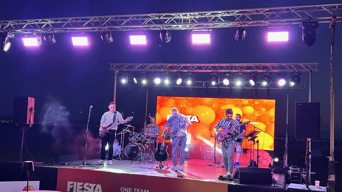 Σκηνή εταιρικής εκδήλωσης με LED wall και φωτισμό