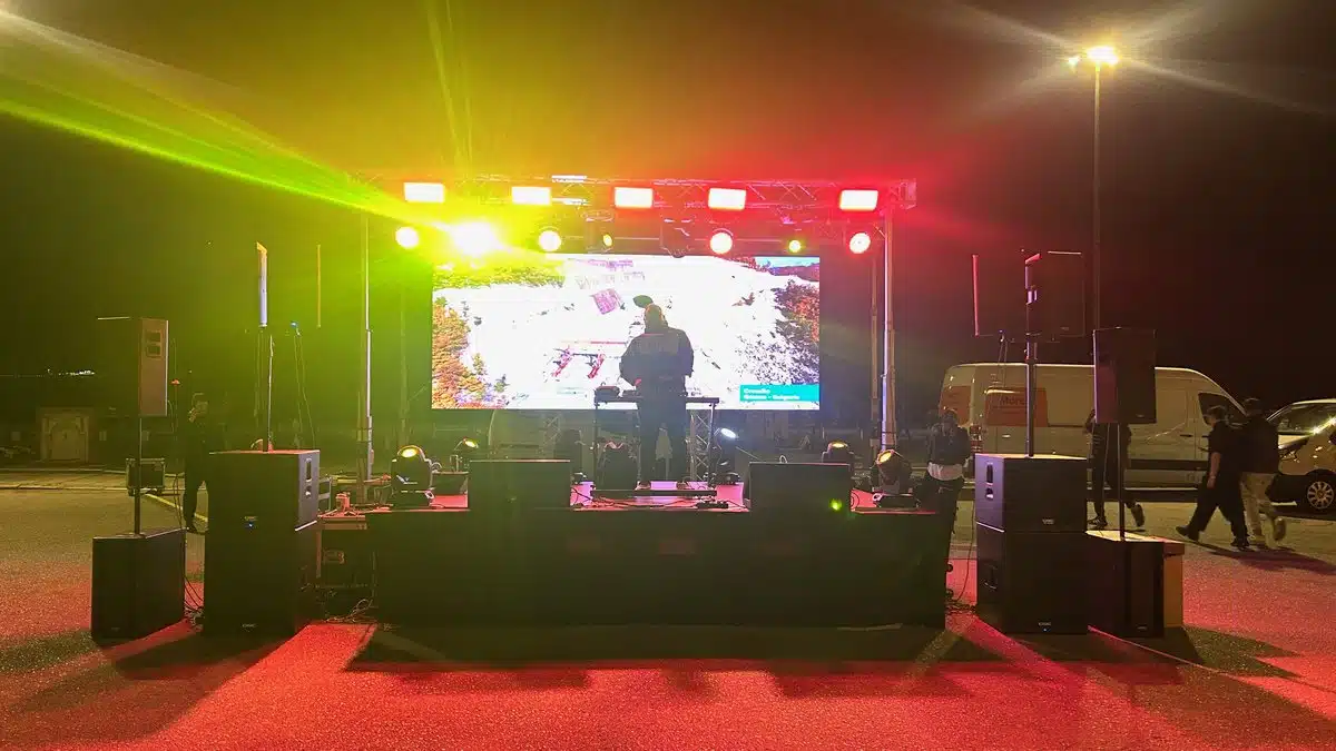 Οθόνη LED και ηχητικό σε σκηνή υπαίθριας εκδήλωσης